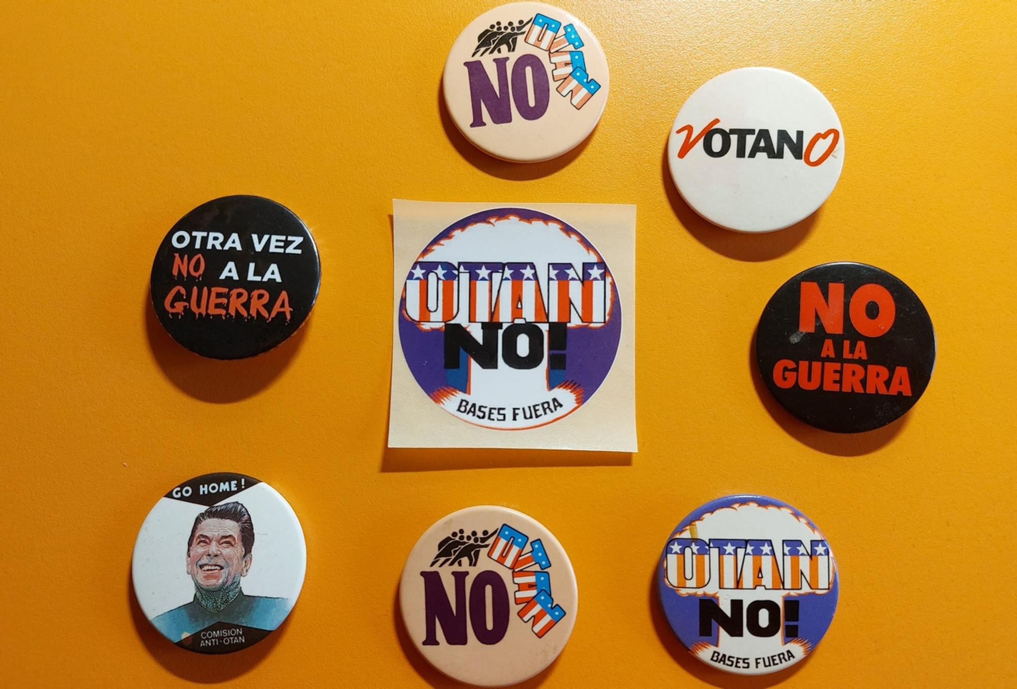 Chapas con lemas contra la OTAN